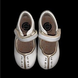 Livie & Luca Baby Size 8 White Lotus Leather Mary Jane Hook & Loop Closure